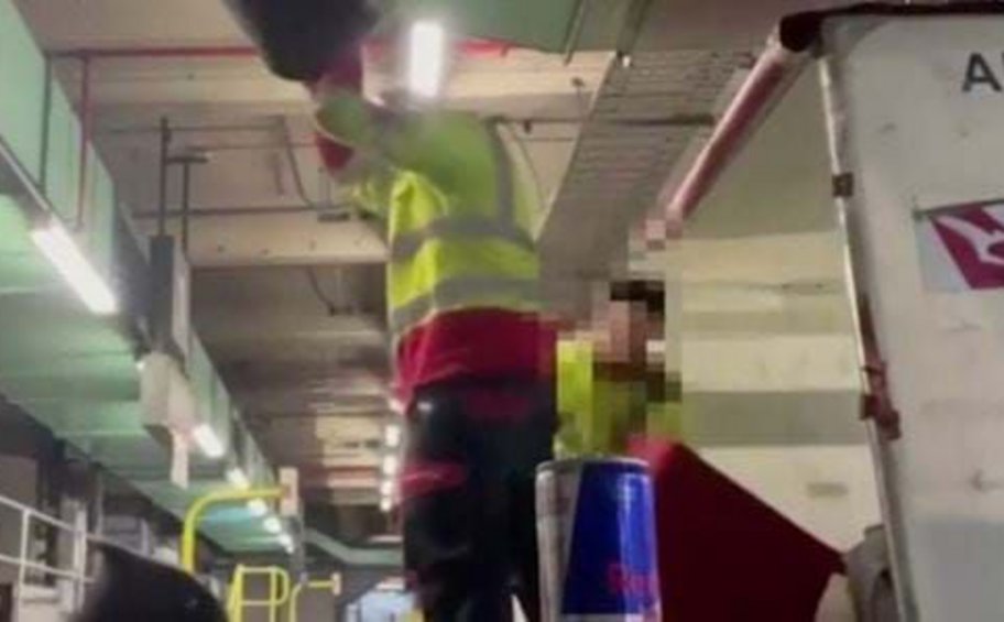 Viral βίντεο: Υπάλληλοι αεροδρομίου στην Αυστραλία πετούσαν βαλίτσες με... μίσος - Οργή στα social media