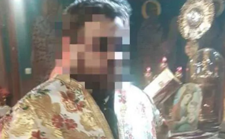 «Με έκαιγε με σταυρό γιατί είχα δαιμονιστεί»: 23χρονος καταγγέλλει τον ιερέα με τους «μαϊμού» εράνους
