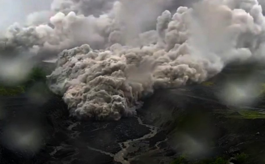 Έκρηξη ηφαιστείου στην Ινδονησία: Σχεδόν 2.000 κάτοικοι απομακρύνονται από την Ιάβα 