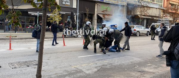 Θεσσαλονίκη: Δίωξη στον αστυνομικό για τον πυροβολισμό στον 16χρονο - Επεισόδια έξω από τα δικαστήρια 

