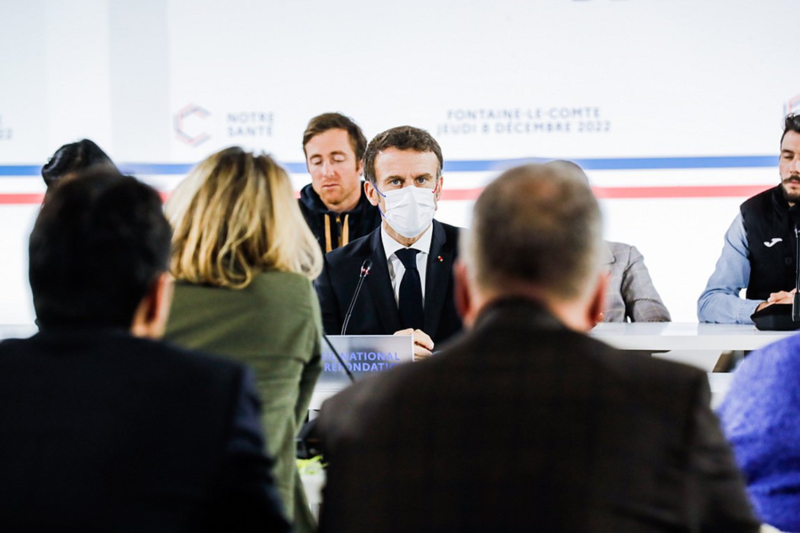 Γαλλία-Κορωνοϊός: Ο Μακρόν ξαναβάζει τη μάσκα του για λόγους «ευθύνης»