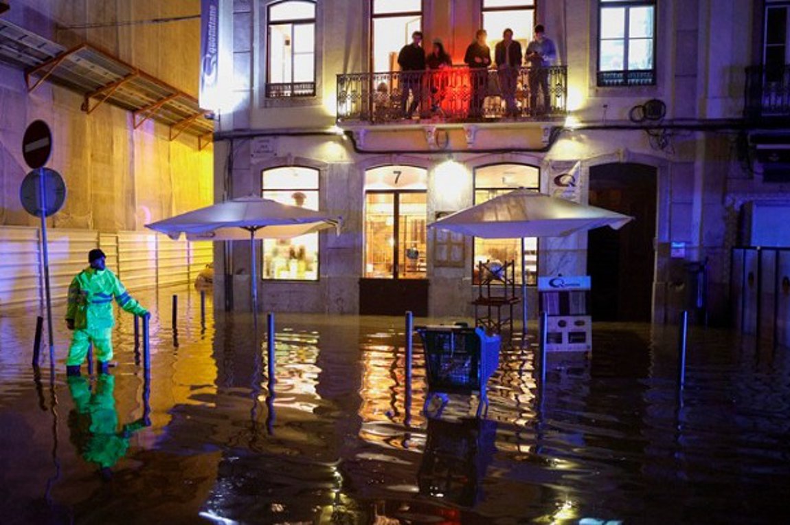 Πορτογαλία: Πλημμύρες από τις σφοδρές βροχοπτώσεις στη Λισσαβώνα – Τουλάχιστον μια νεκρή