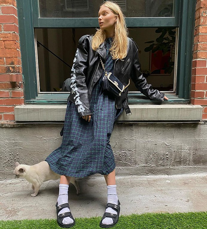 Πέδιλο με κάλτσα: Το άλλοτε τουριστικό look γίνεται η επιτομή του στιλ