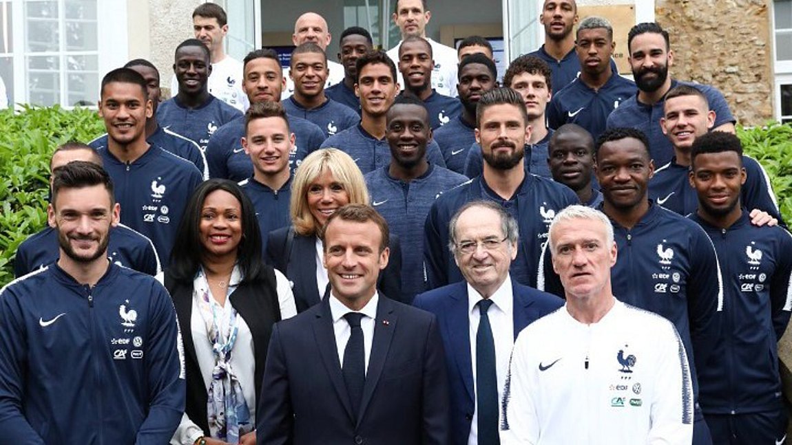 Ο Μακρόν χαιρετίζει την πρόκριση της εθνικής Γαλλίας: «Μόνο δύο βήματα, θα πάμε μαζί μέχρι το τέλος»