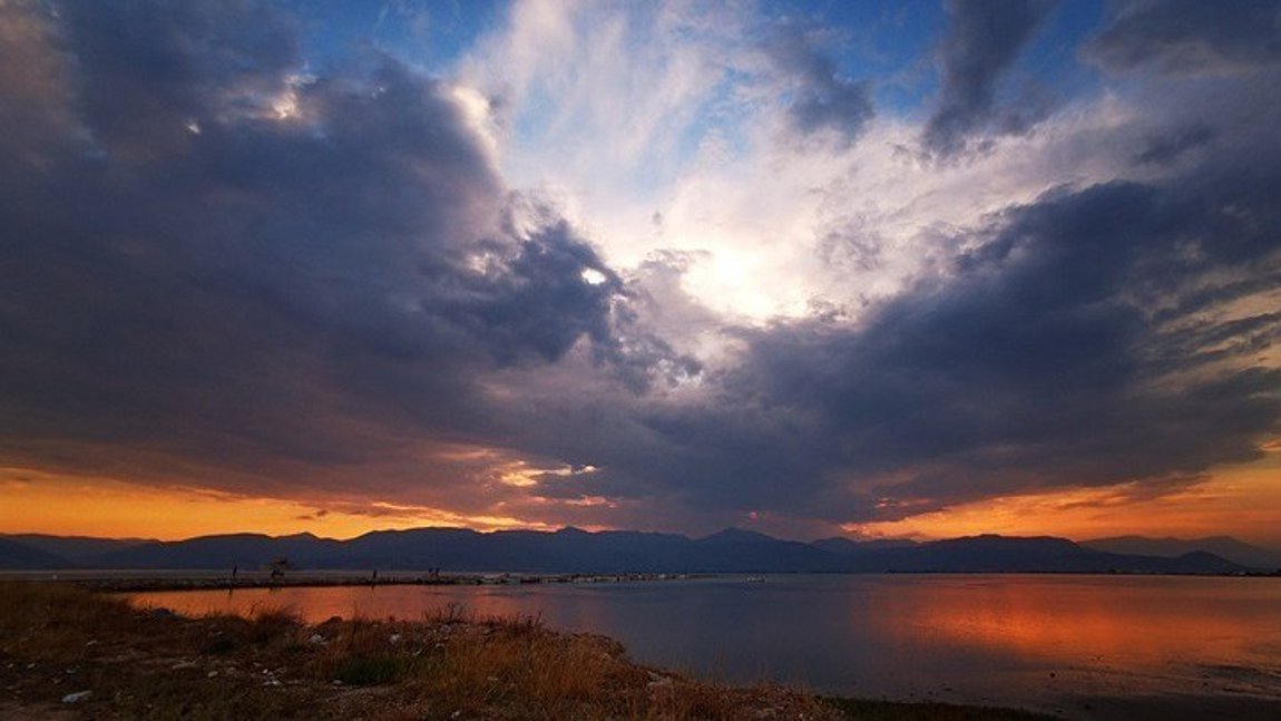 Καιρός: Βροχές και καταιγίδες – Πότε ανεβαίνει η θερμοκρασία