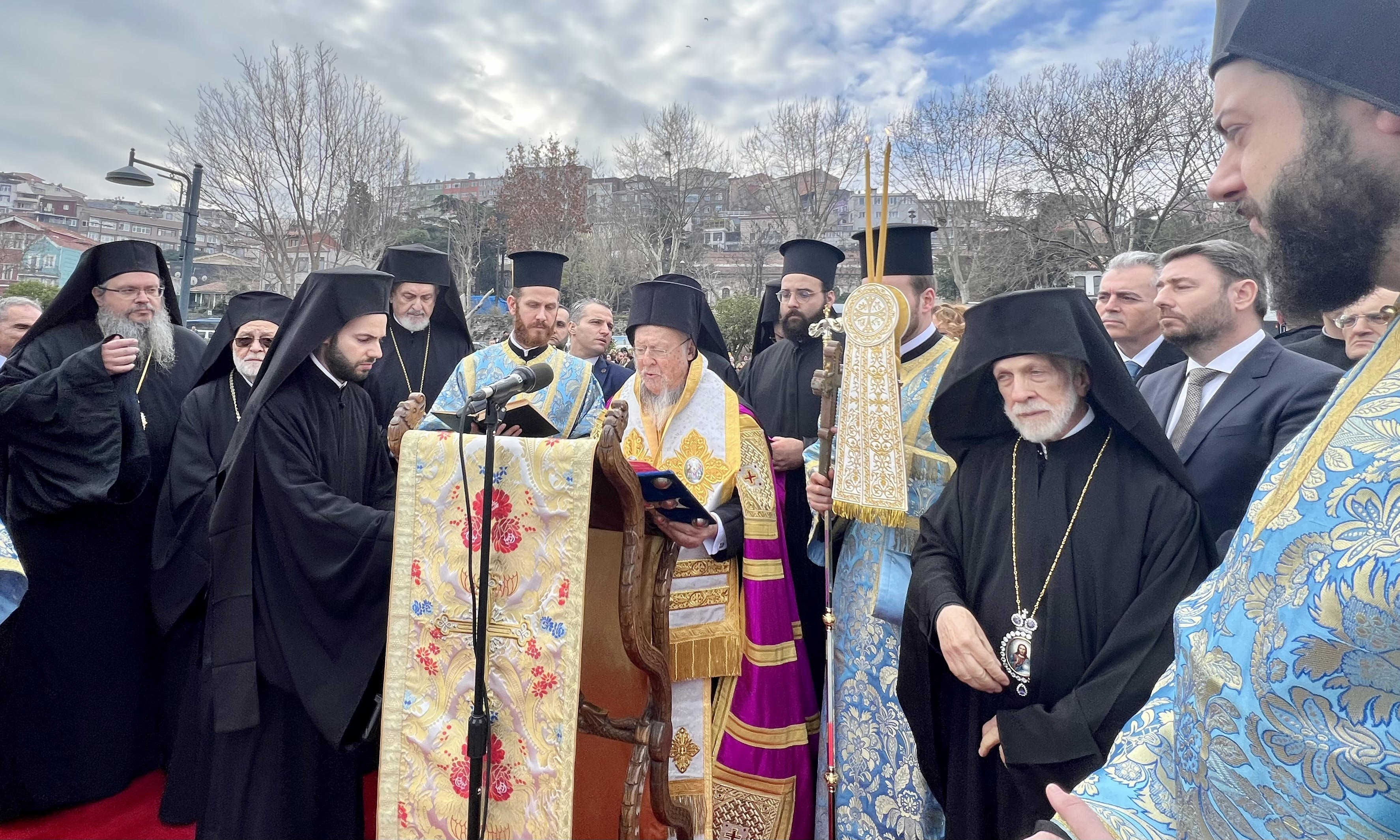 Ο Αγιασμός των υδάτων στο Χρυσούν Κέρας, τον Κεράτιο, από τον Οικουμενικό πατριάρχη