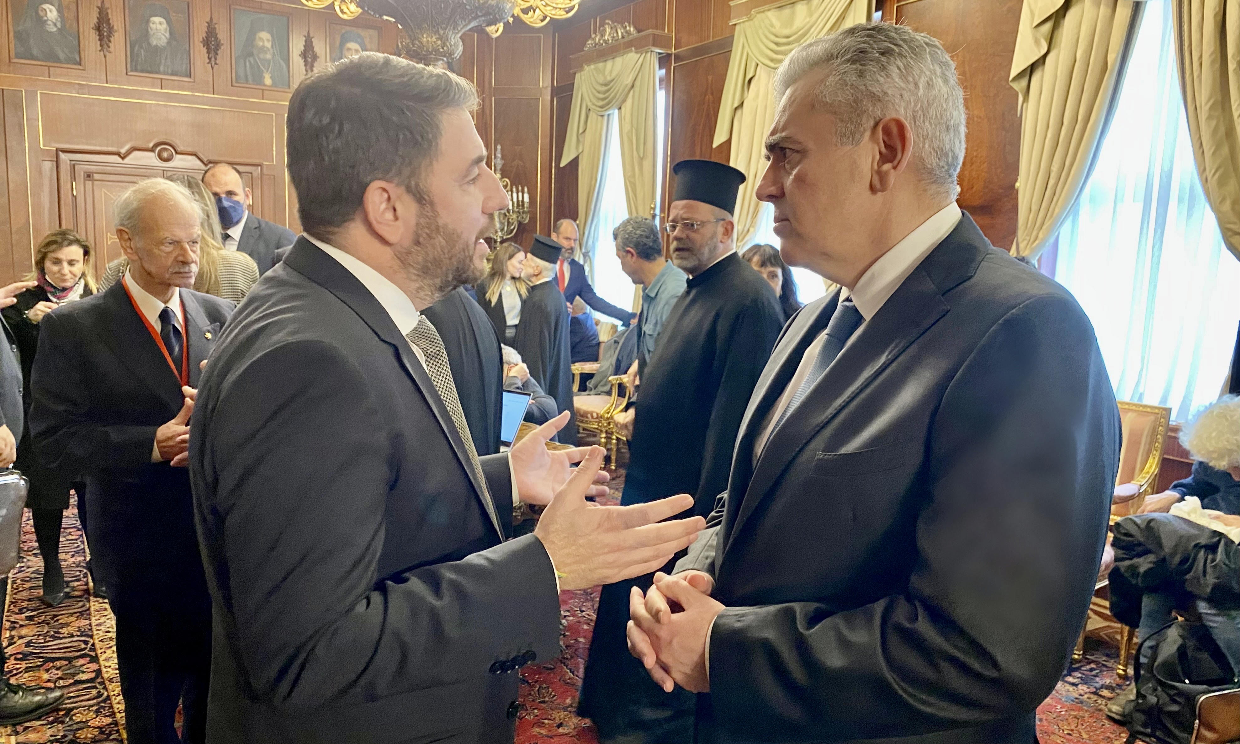 Ο Μάξιμος Χαρακόπουλος με τον αρχηγό του ΚΙΝΑΛ-ΠΑΣΟΚ Νίκο Ανδρουλάκη στην αίθουσα του θρόνου του Οικουμενικού Πατριαρχείου