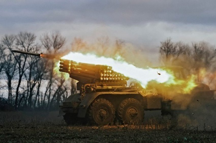 Ουκρανοί και Ρώσοι γιορτάζουν τα Χριστούγεννα ενώ οι βομβαρδισμοί συνεχίζονται