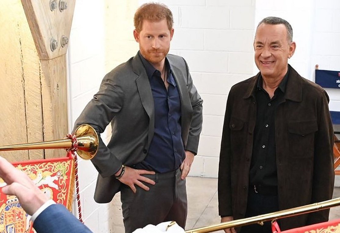 Πρίγκιπας Harry: Κοροϊδεύει τη μοναρχία με τη βοήθεια του Tom Hanks
