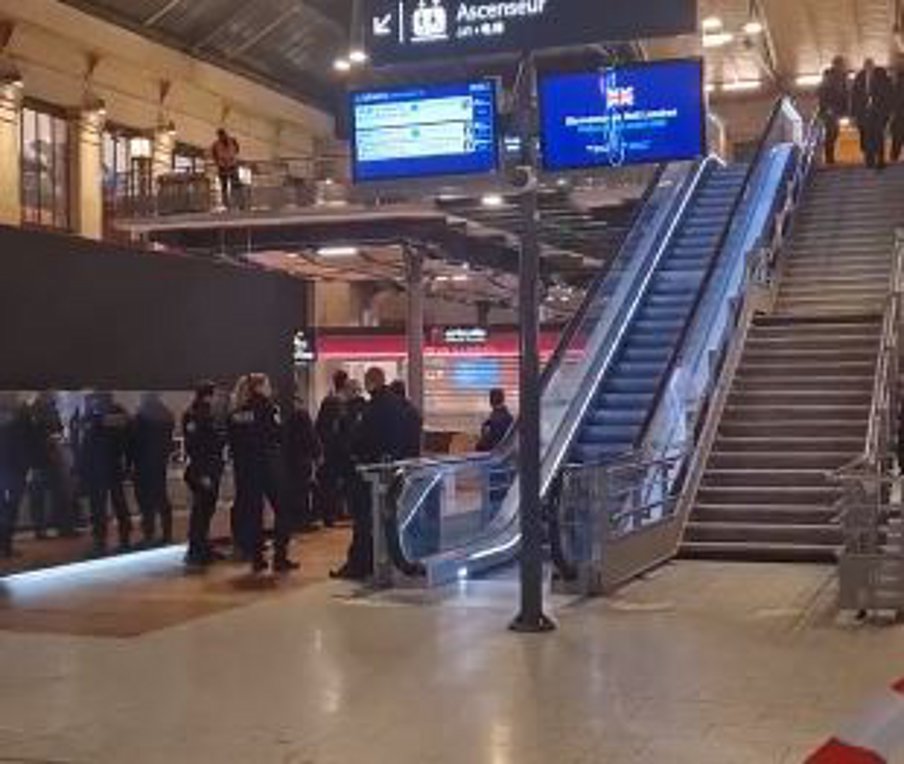 Επίθεση με μαχαίρι στο Παρίσι, αρκετοί τραυματίες