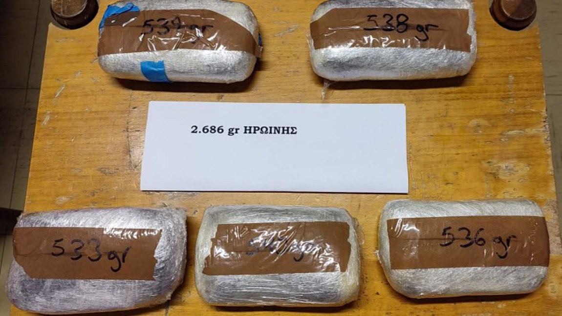 Χειροπέδες σε δύο άνδρες που μετέφεραν στη Ρόδο 2,6 κιλά ηρωίνη