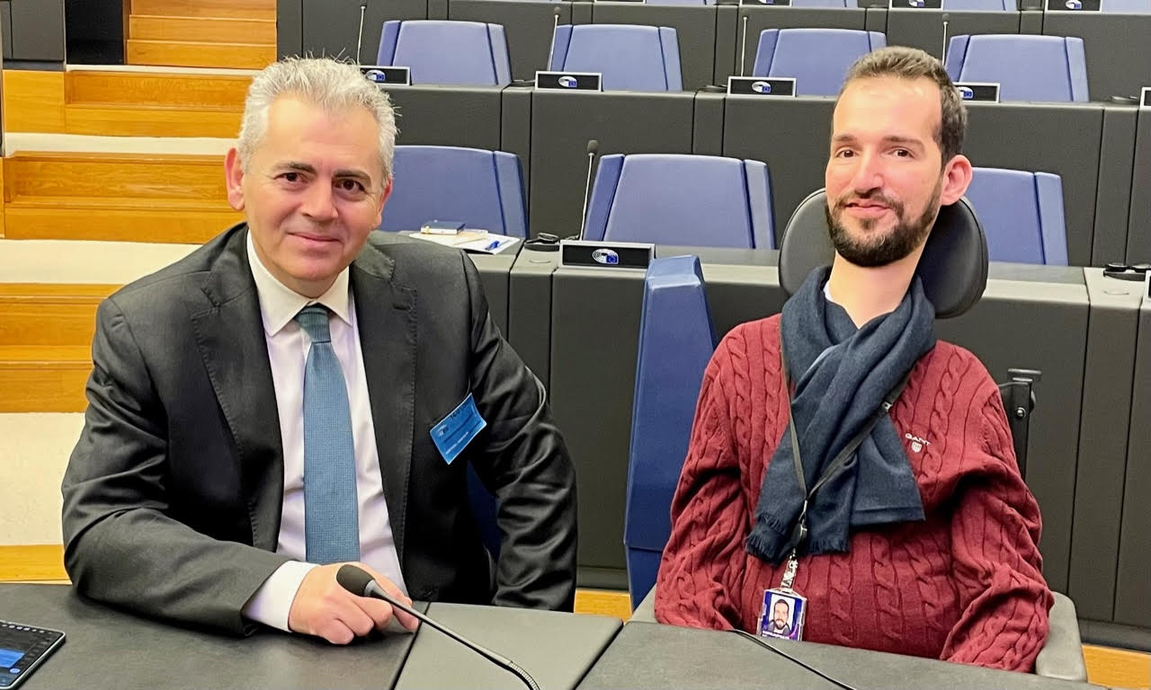 Ο Μάξιμος Χαρακόπουλος με τον ευρωβουλευτή Στέλιο Κυμπουρόπουλο που παρενέβη στην συζήτηση