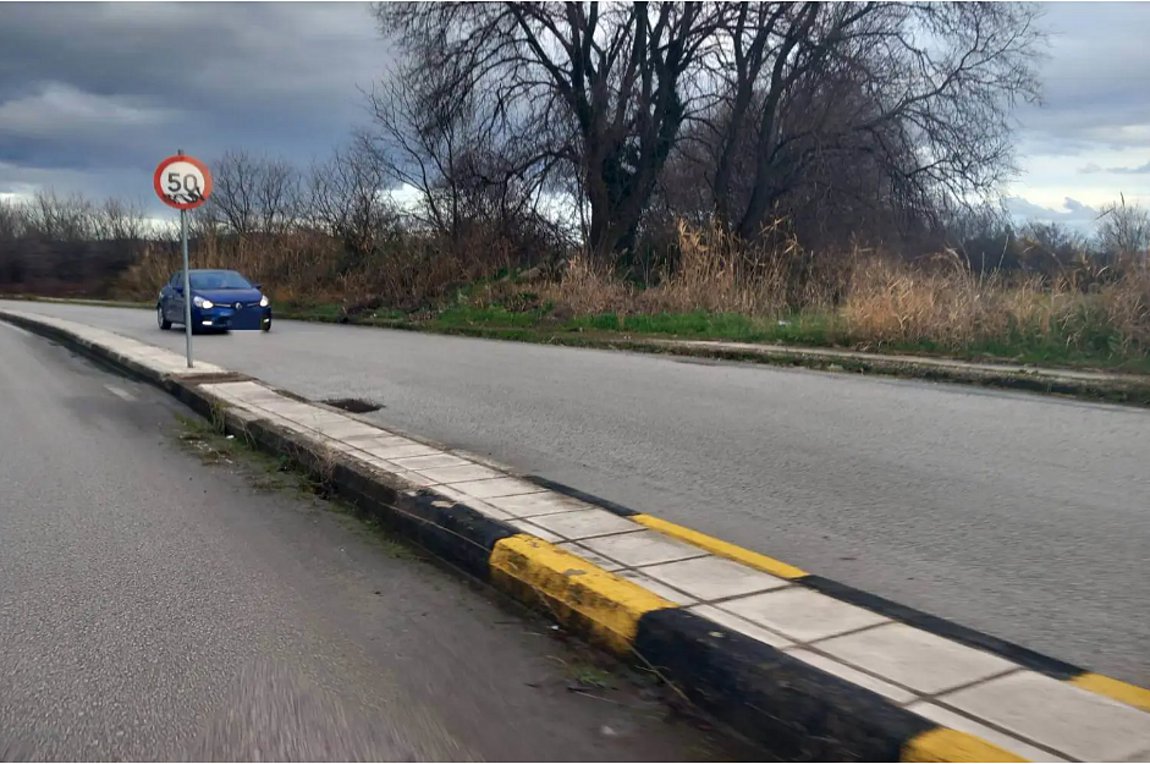 Οδηγός πήγαινε ανάποδα σε παράδρομο στα Τρίκαλα – Καρέ καρέ η διαδρομή