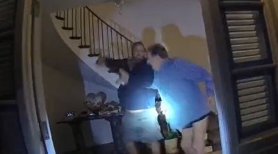 ΗΠΑ: Βίντεο ντοκουμέντο από την στιγμή της επίθεσης με σφυρί στον σύζυγο της Πελόζι 