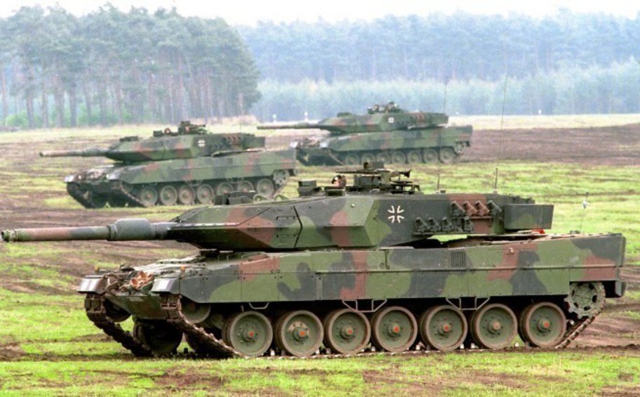 Deutsche Welle: Γίνεται η Γερμανία εμπόλεμο μέρος στέλνοντας άρματα μάχης στην Ουκρανία;
