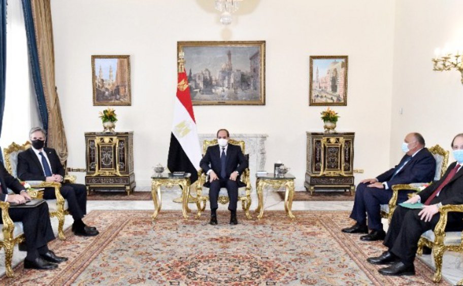 Ο Μπλίνκεν συναντάται με τον Αιγύπτιο πρόεδρο στον πρώτο σταθμό περιοδείας του στη Μ. Ανατολή