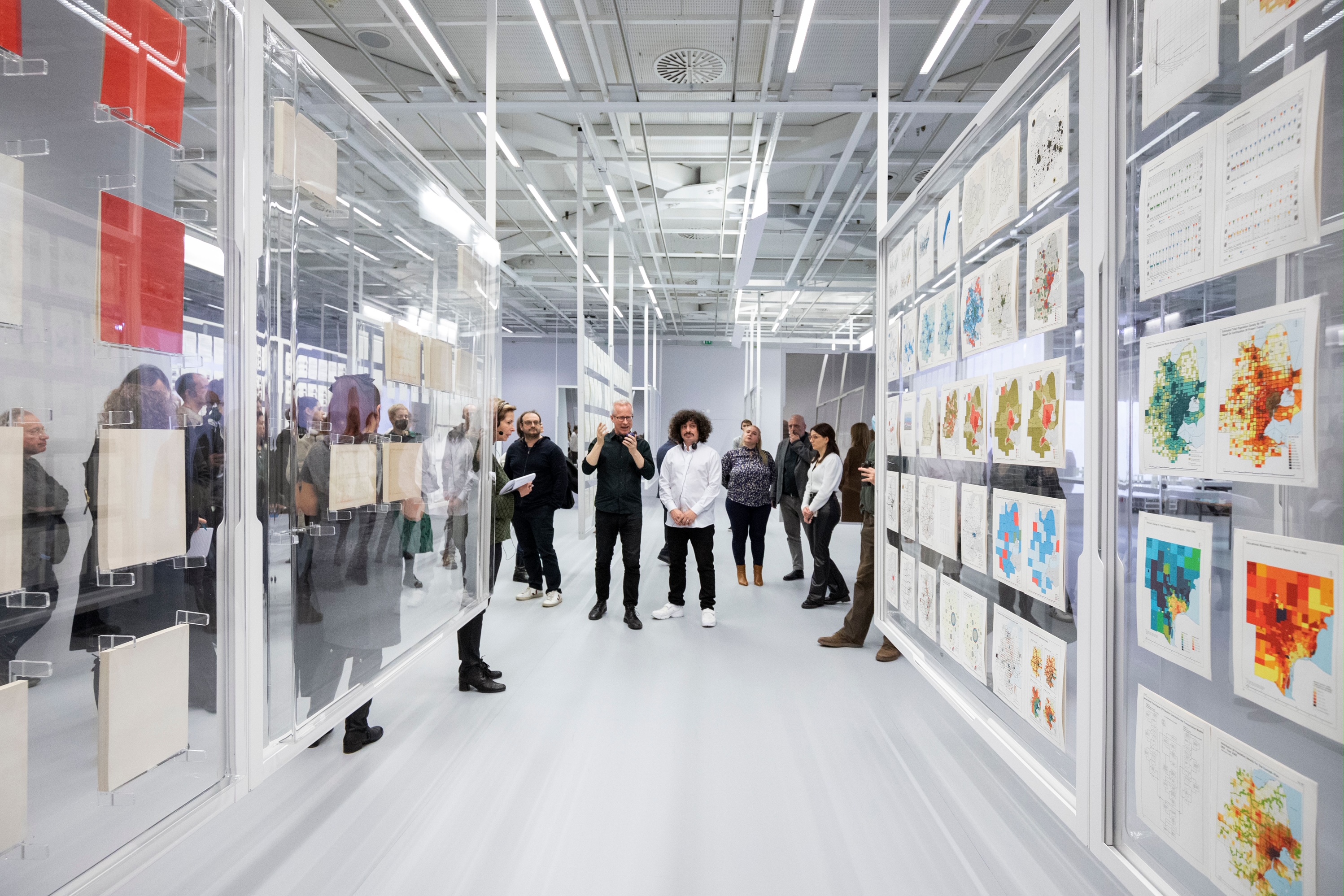 Οι Farzin Lotfi-Jam και Mark Wasiuta μας ξεναγούν στην έκθεση