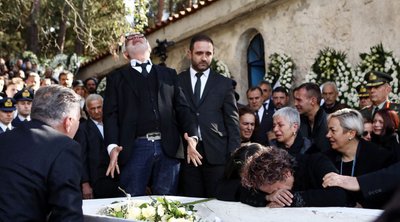 «Έγινες ο ήρωας που ποτέ δεν θα ξεχάσουμε»: Λύγισαν οι γονείς του συγκυβερνήτη στην ταφή του - Βίντεο & φωτογραφίες