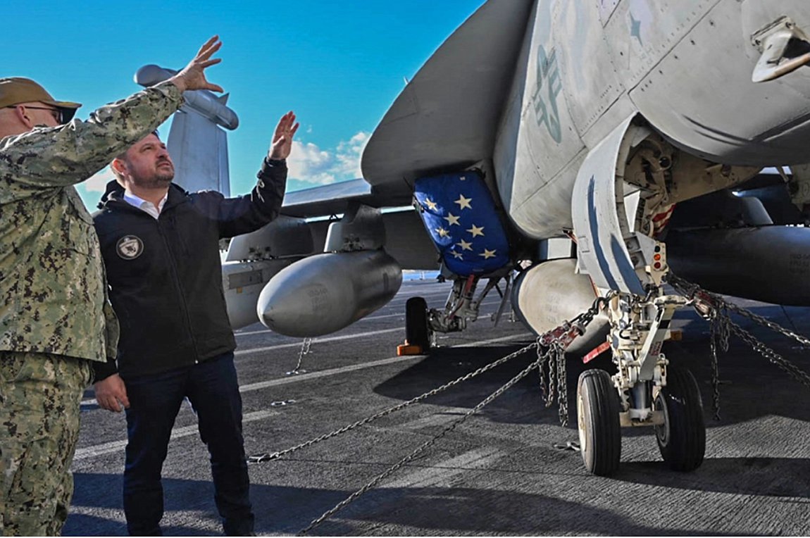 Στο αεροπλανοφόρο USS George H.W. Bush ο Ν. Χαρδαλιάς