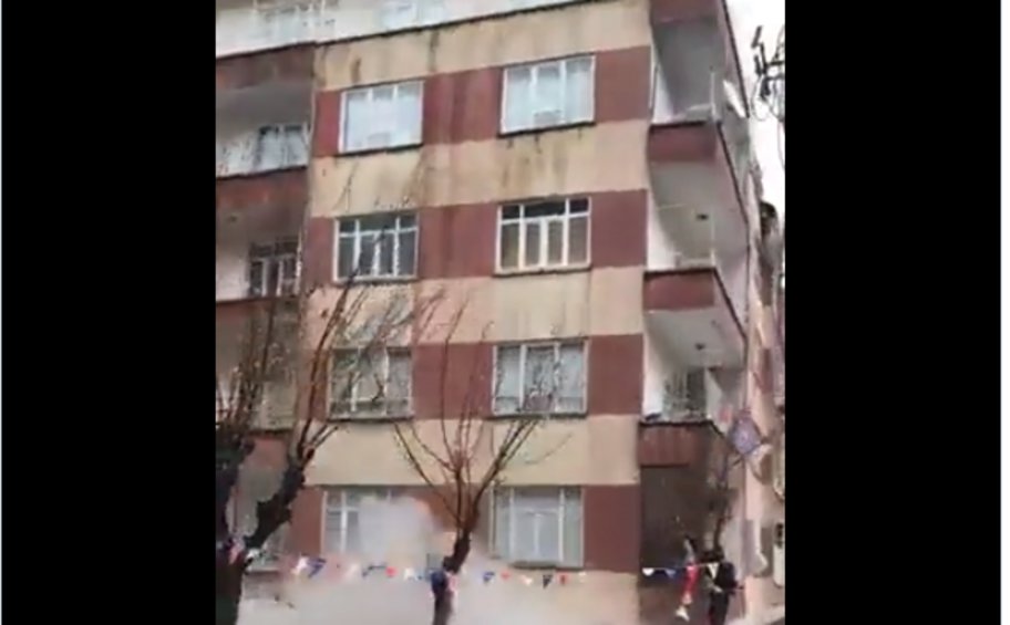 Βίντεο σοκ από τη στιγμή του τρομακτικού σεισμού στην Τουρκία - Κτίρια καταρρέουν σαν χάρτινα 