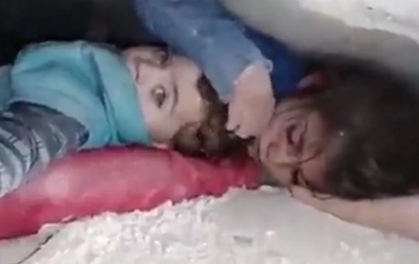 Συγκλονιστικό βίντεο από Συρία: 7χρονη προστατεύει το κεφάλι του αδερφού της κάτω από τα συντρίμμια