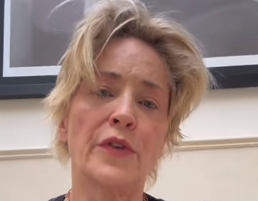 Sharon Stone: Συντετριμμένη από τον θάνατο του αδερφού της – Ξέσπασε σε κλάματα