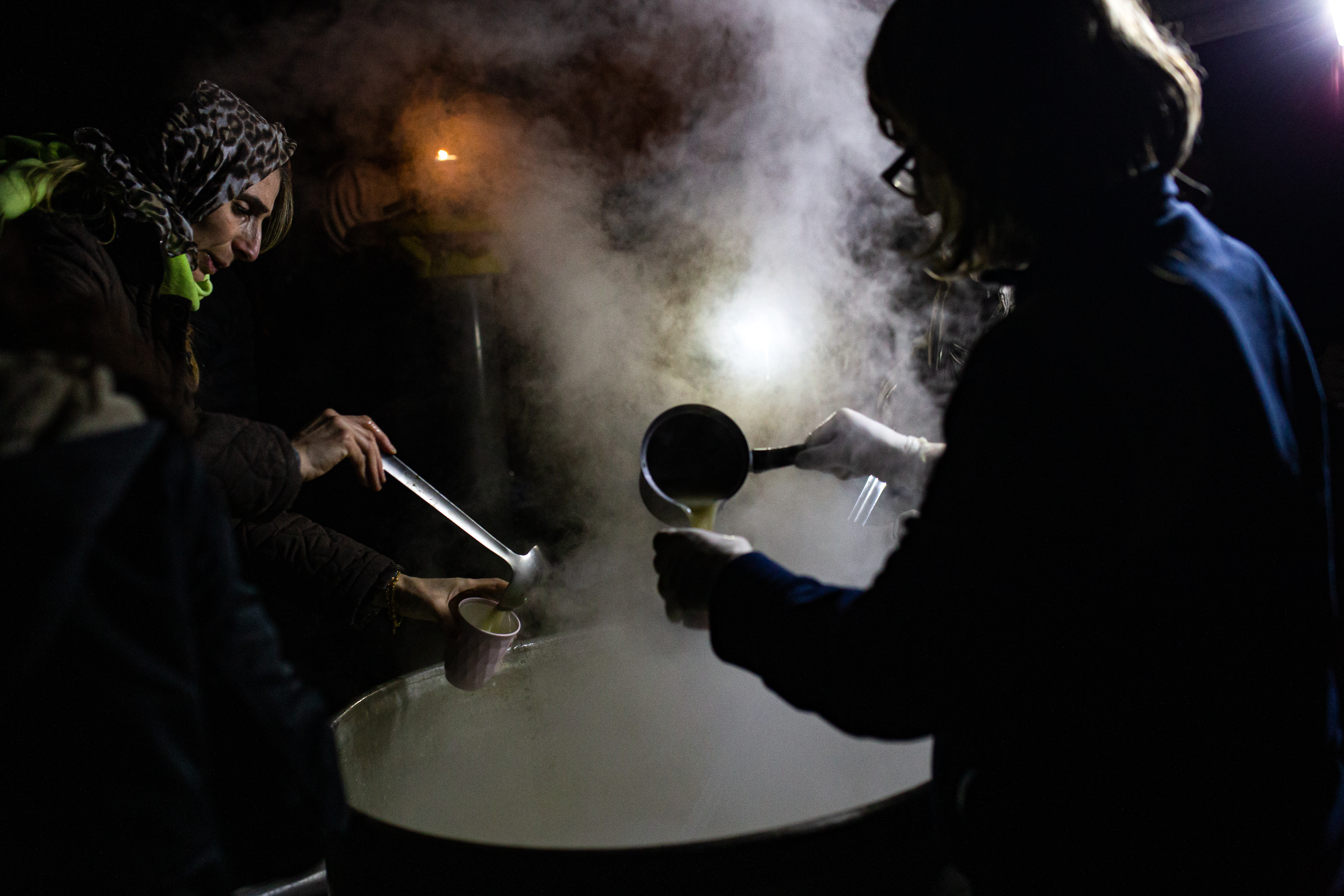 Εθελοντές διανέμουν ζεστή σούπα σε ανθρώπους που βρίσκονται εκτεθειμένοι στο κρύο. Φωτογραφία: © Cansu yıldıran / ActionAid