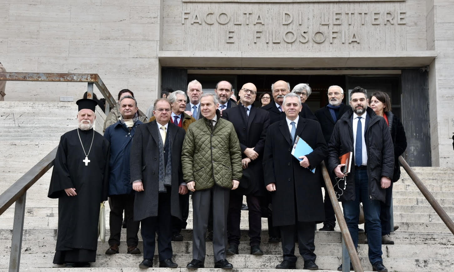 Ο Μάξιμος Χαρακόπουλος με τους καθηγητές του πανεπιστημίου και την αντιπροσωπεία της ΔΣΟ στην είσοδο του ιδρύματος 