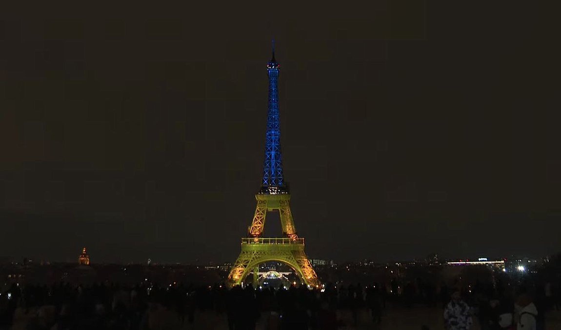 Γαλλία: Στα χρώματα της ουκρανικής σημαίας ο Πύργος του Άιφελ στο Παρίσι