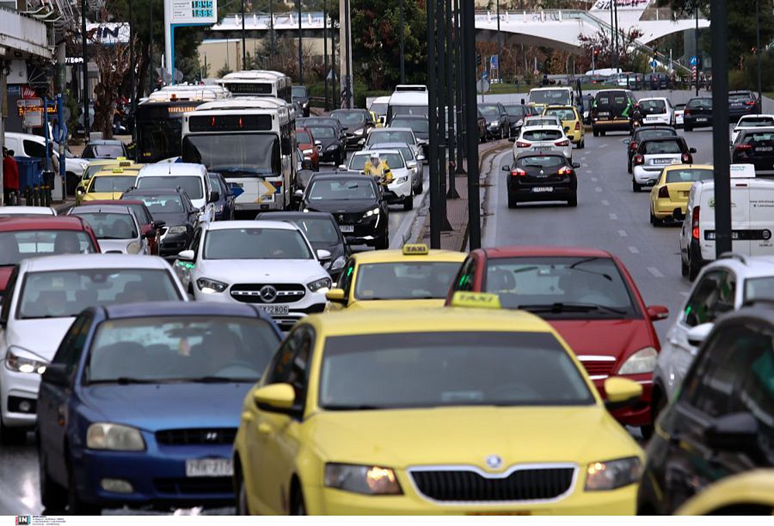 Ιδιαίτερα αυξημένη η κίνηση στους δρόμους της Αττικής