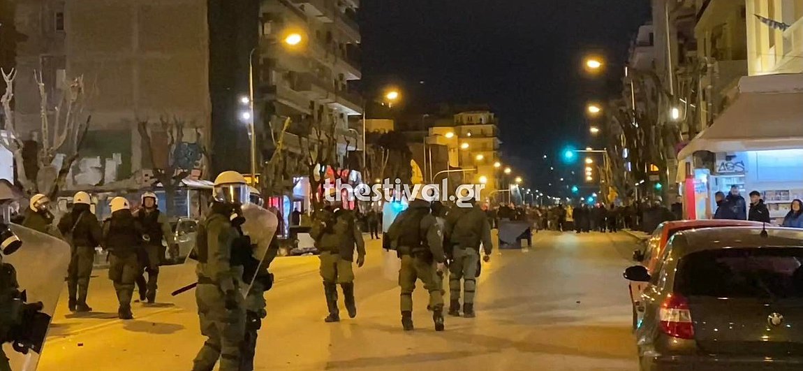 Ένταση στην Θεσσαλονίκη: Κουκουλοφόροι πέταξαν πυρσούς σε διμοιρία των ΜΑΤ – Βίντεο