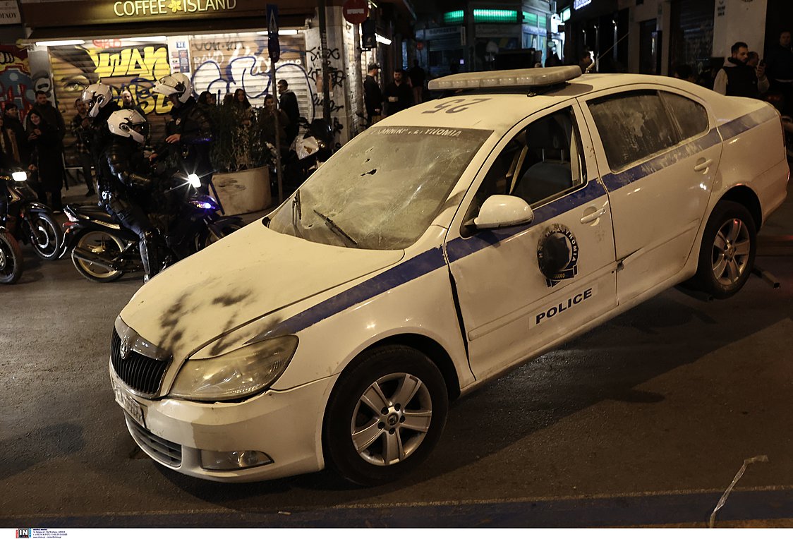 Άγνωστοι έκαψαν περιπολικό στο Μοναστηράκι-Τραυματίστηκαν ελαφρά δύο αστυνομικοί