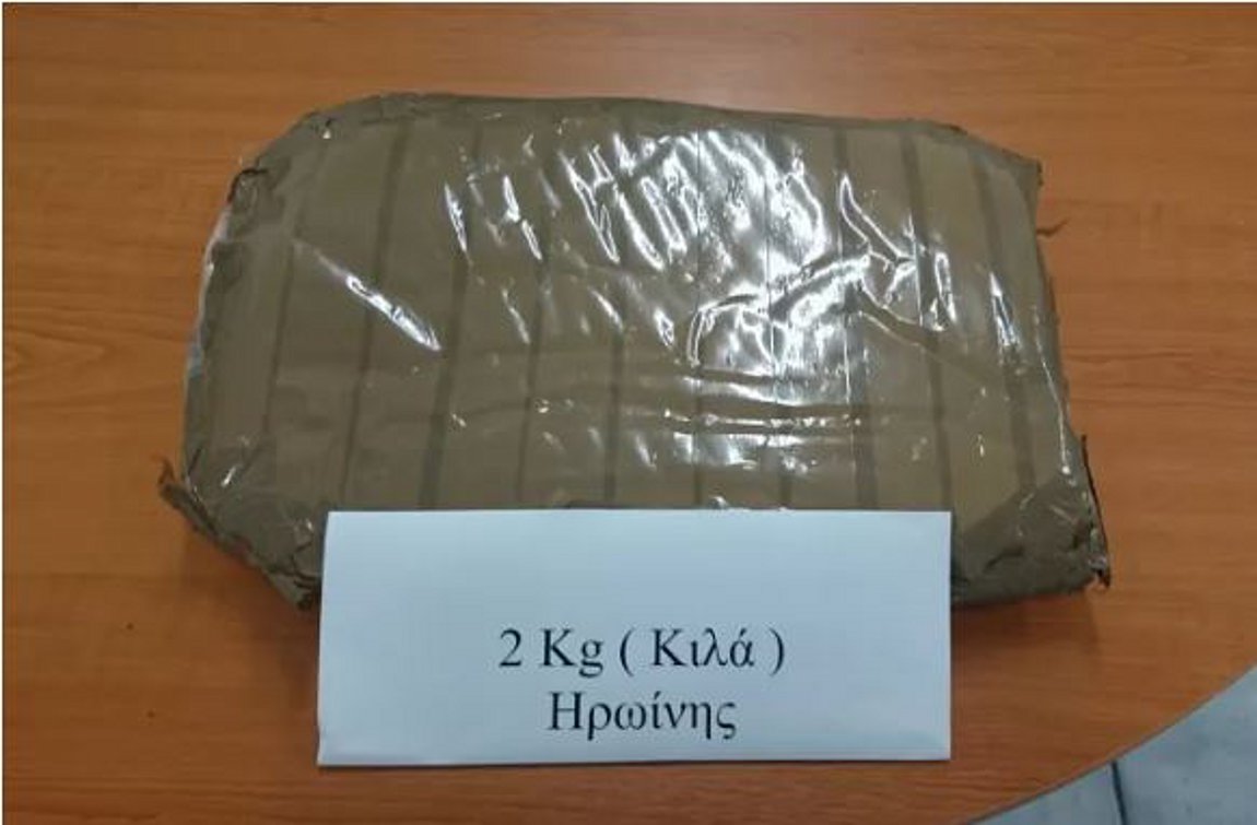 Έκρυβε δύο κιλά ηρωίνη πίσω από το ταμπλό του αυτοκινήτου