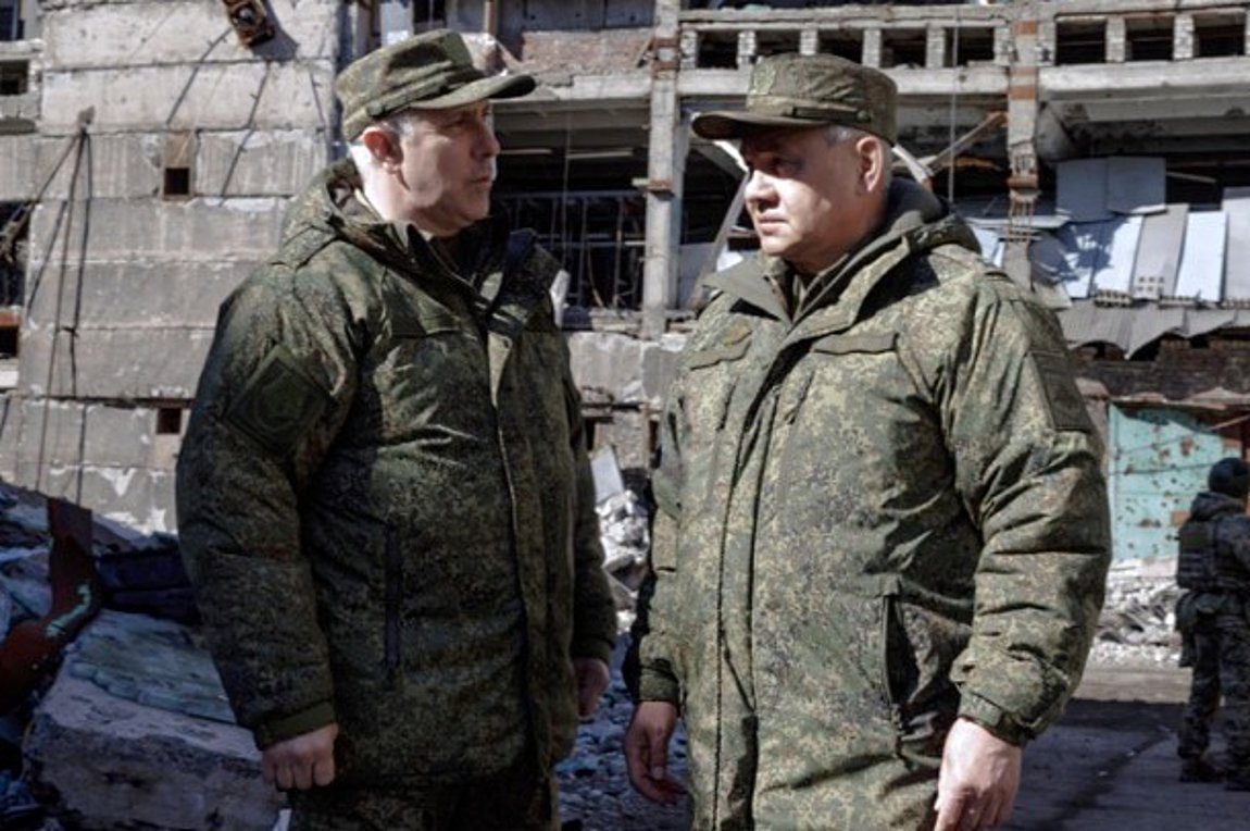 Στη Μαριούπολη ο Σοϊγκού – Επιθεώρησε εργασίες ανοικοδόμησης