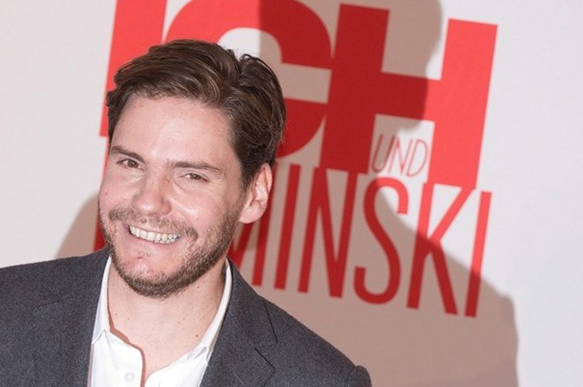 Ο Ντάνιελ Μπρουλ θα υποδυθεί τον Καρλ Λάγκερφελντ στη σειρά «Kaiser Karl»