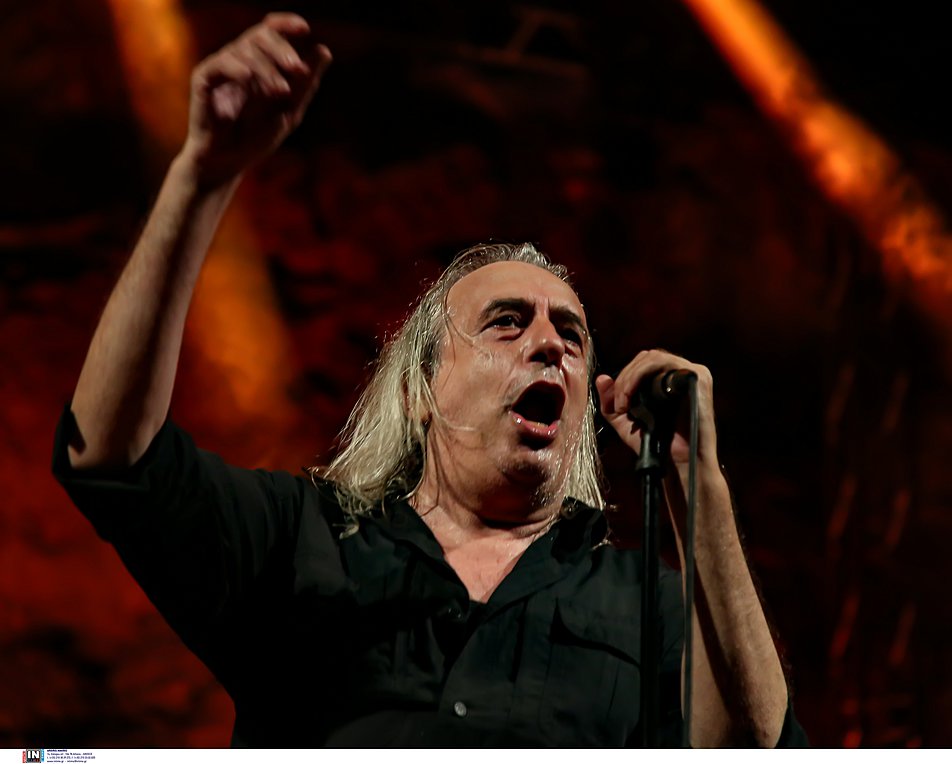 Αγγελάκας για Τέμπη: «Συγγνώμη, πατέρα, αν ήξερα ότι θα πάρεις λεφτά θ’ ανέβαινα και εγώ στο τρένο»