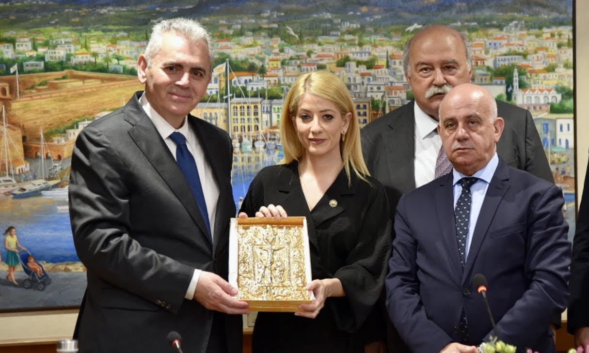 Ανταλλαγή αναμνηστικών της ηγεσίας της ΔΣΟ με την πρόεδρο της Κυπριακής Βουλής