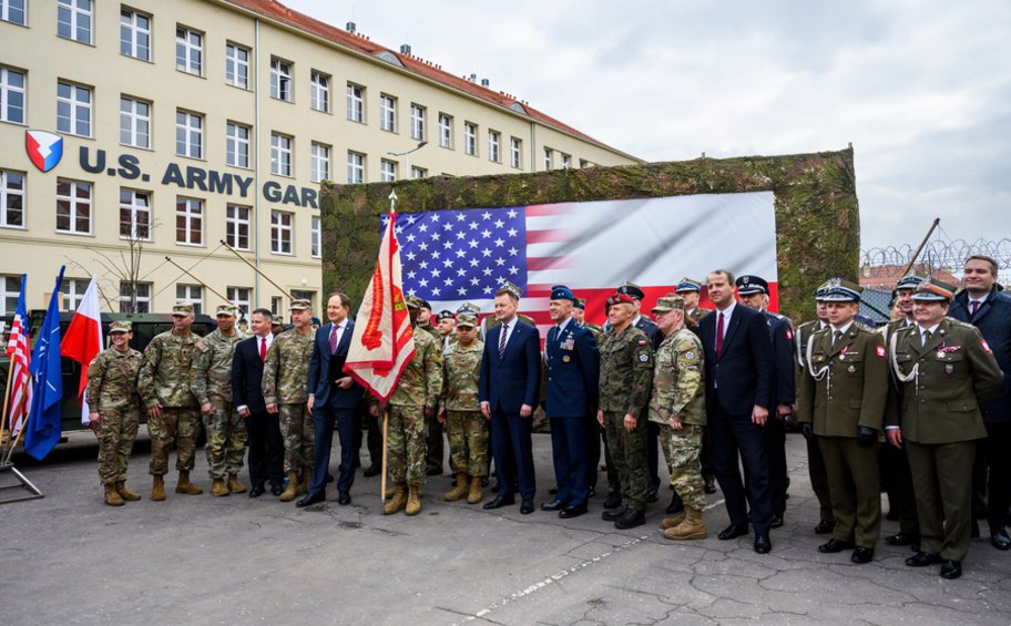 Πολωνία: Οι ΗΠΑ εγκαινίασαν την πρώτη μόνιμη στρατιωτική φρουρά τους στη χώρα