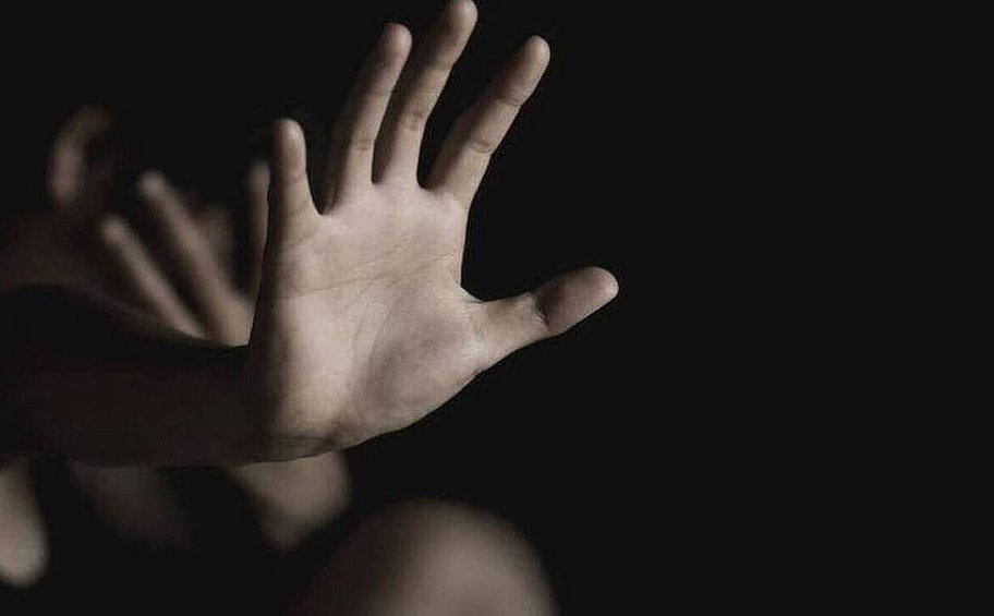 Φρίκη στη Νέα Σμύρνη: Καταθέτει στο Ανηλίκων η 14χρονη - Ποινική δίωξη στους συλληφθέντες για μαστροπεία