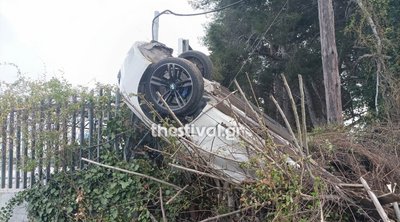 Θεσσαλονίκη: Αυτοκίνητο τούμπαρε και έπεσε πάνω σε φράχτη - Μία τραυματίας