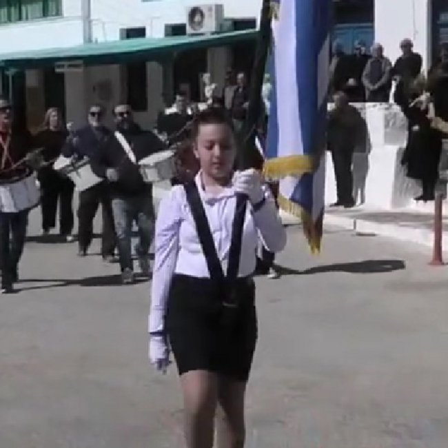 Νάξος: Αποθεώθηκε η μαθήτρια που κράτησε ολομόναχη την ελληνική σημαία -Bίντεο
