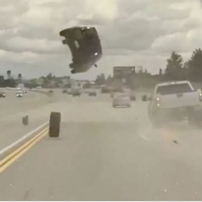 Βίντεο σοκ: Αυτοκίνητο πέφτει πάνω σε λάστιχο και τινάζεται στον αέρα