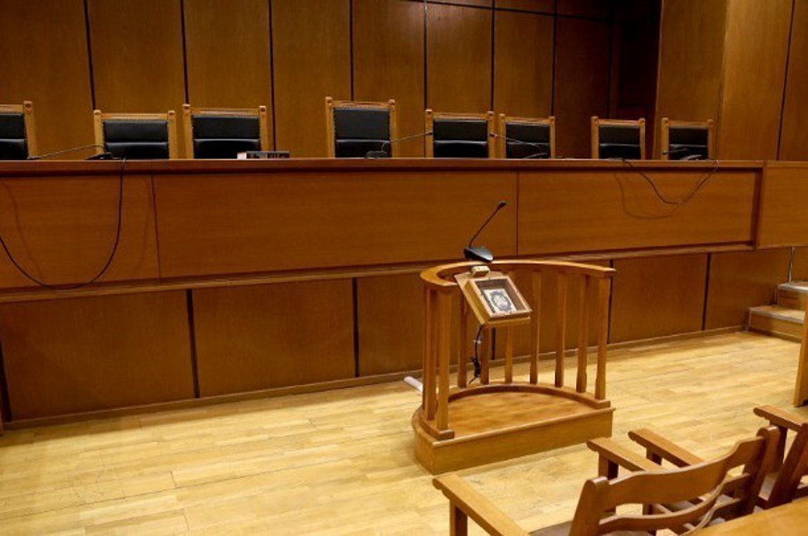 Μάνα και κόρη βιντεοσκοπούσαν δίκη και συνελήφθησαν