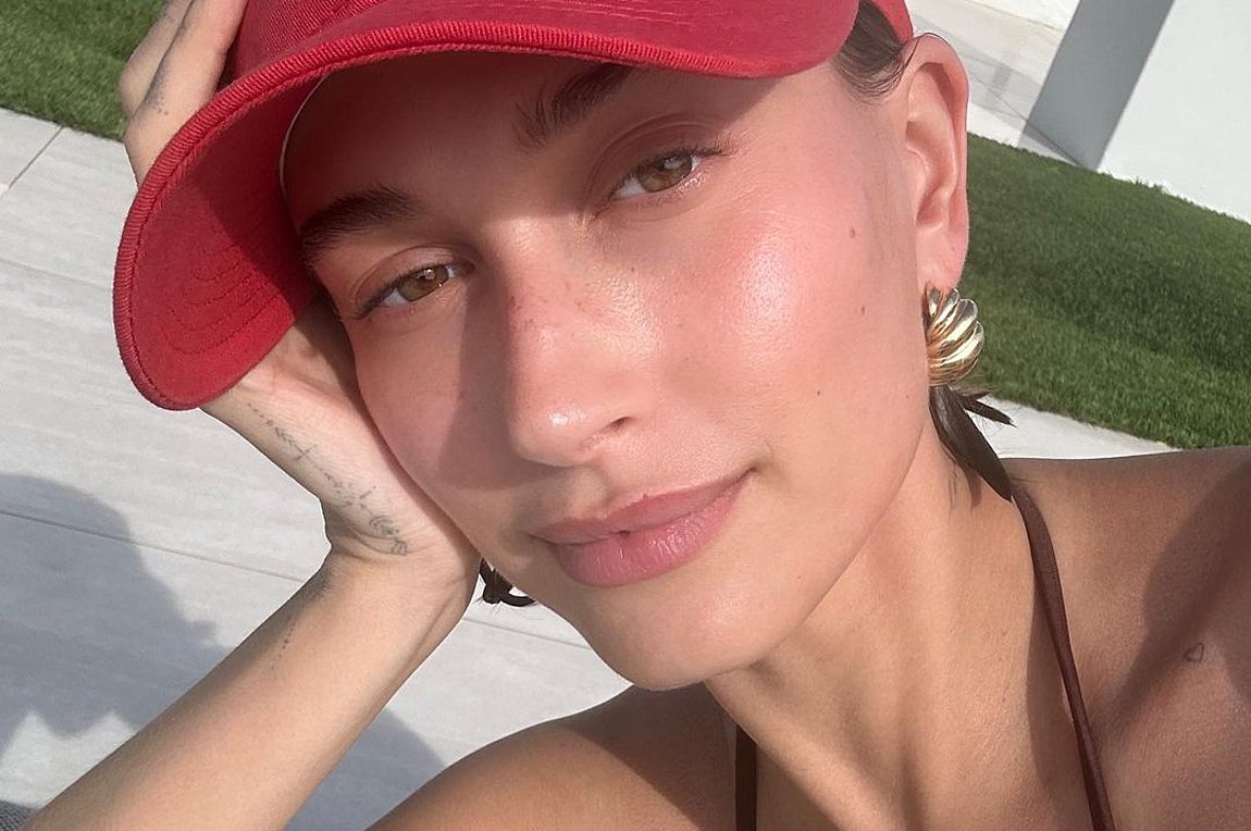 Η Hailey Bieber φόρεσε τα πιο viral σκουλαρίκια στο διαδίκτυο