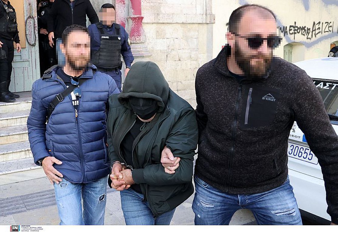 Ανοίγουν στόματα για τον 66χρονο λυράρη