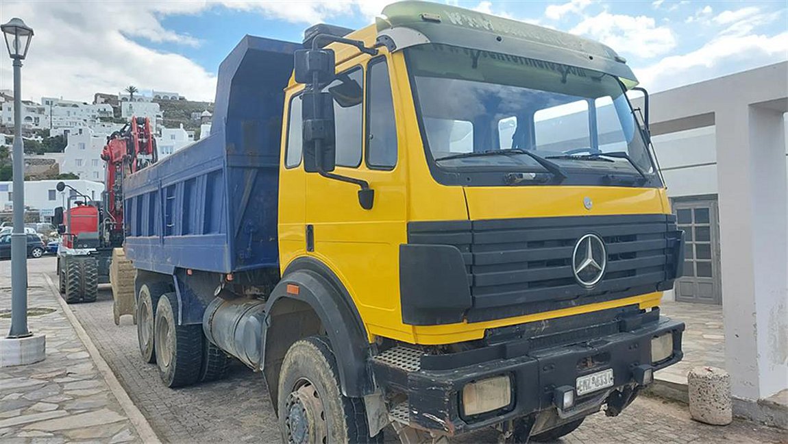 Μύκονος: Συλλήψεις και κατασχέσεις μηχανημάτων για παράνομες οικοδομικές εργασίες – Βίντεο