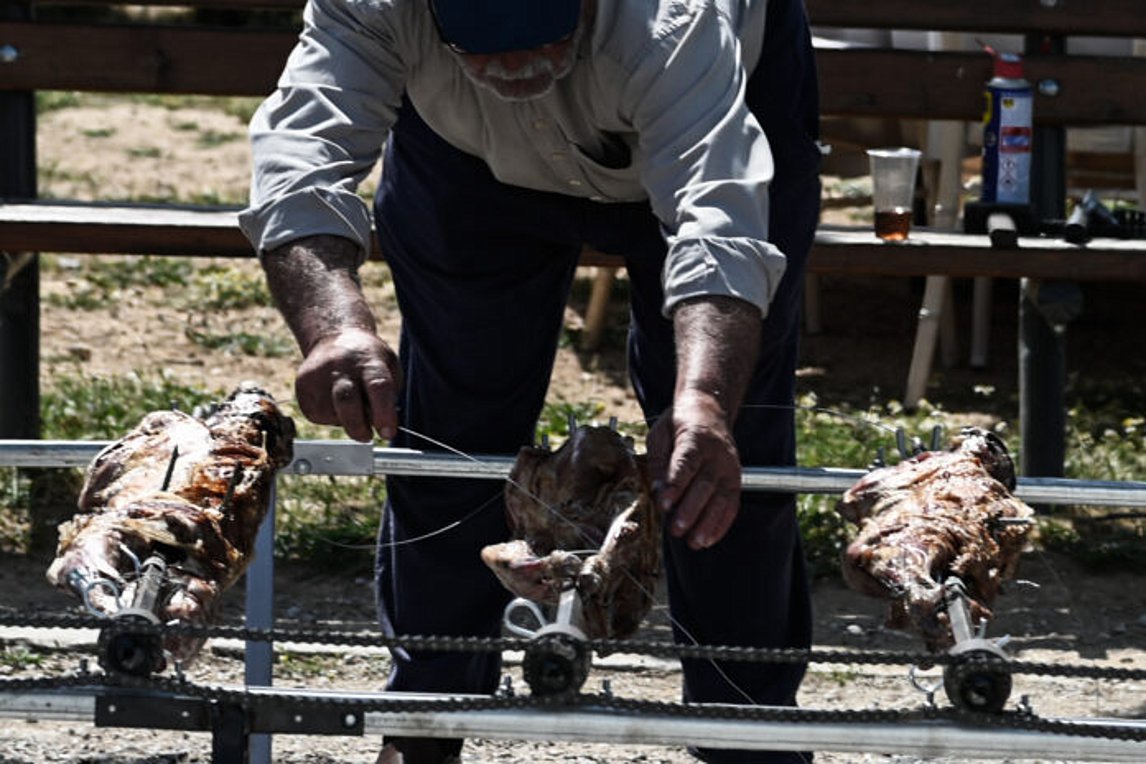 Φωτιά σε ψητοπωλείο του Αλμυρού ανήμερα του Πάσχα – Κάηκαν 20 αρνιά