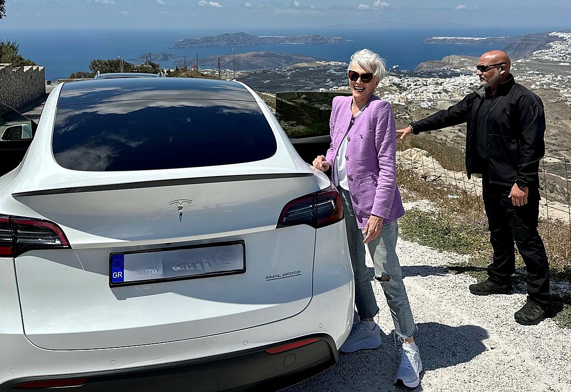 Η μητέρα του Έλον Μασκ στην Σαντορίνη με Tesla και κότερο