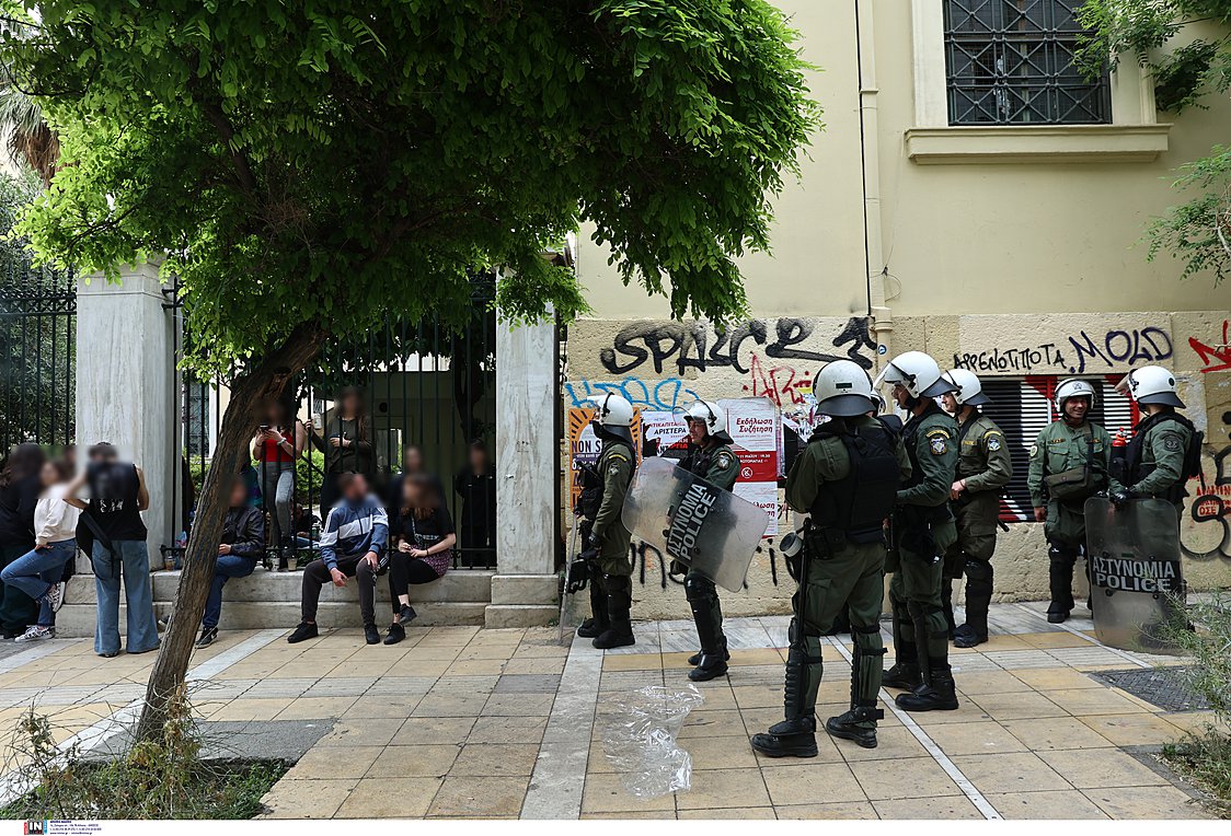 Δυνάμεις των ΜΑΤ έξω από το Πολυτεχνείο