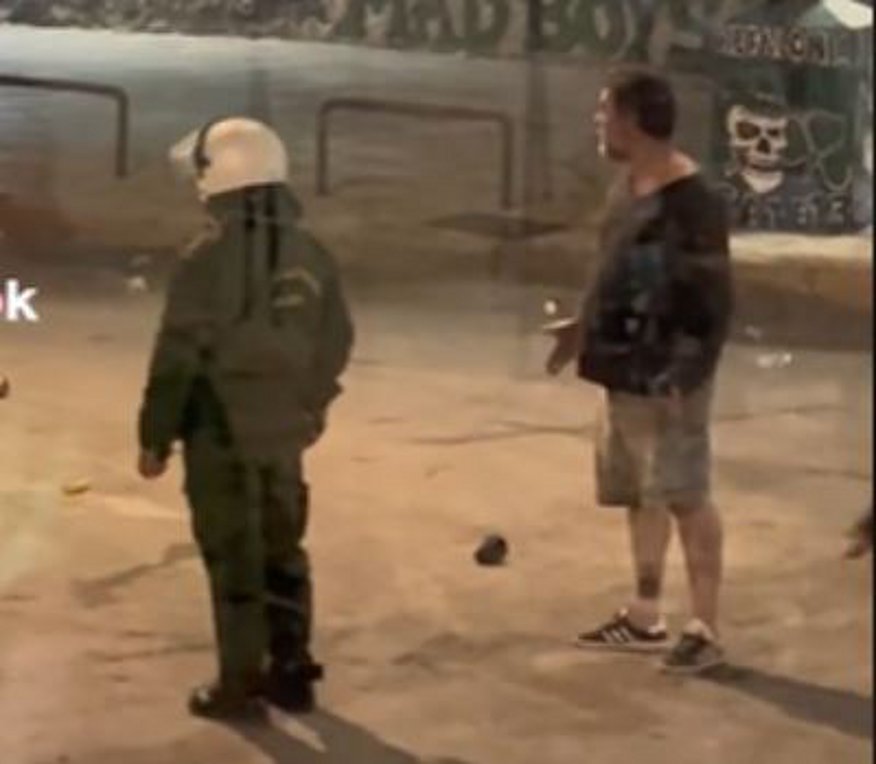 Βασίλης Μπισμπίκης: Ανάμεσα στα ΜΑΤ και σε οπαδούς στη Λεωφόρο – ΒΙΝΤΕΟ